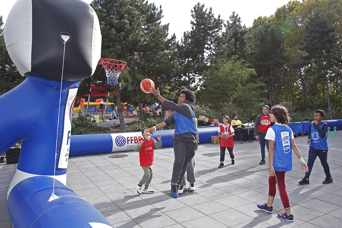 Jeunes jouant au basketball